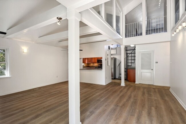 Photo - Newly Renovated 3BD/2BA Penthouse, 1/2 Block Off St Charles Ave. Private Roof Deck!