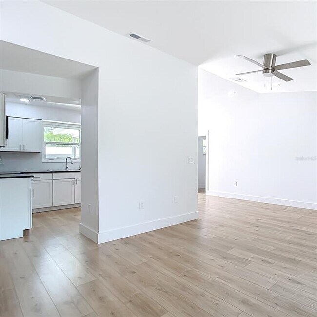 Foto del edificio - 7341 Hart St