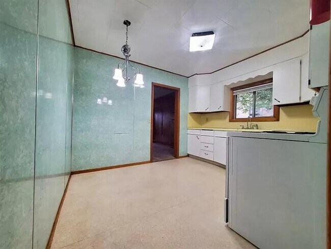 Building Photo - Attic 3rd bedroom converted to storage /of...
