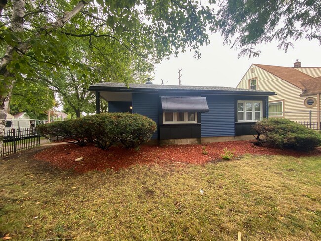 Building Photo - 2 Bedroom Single Family