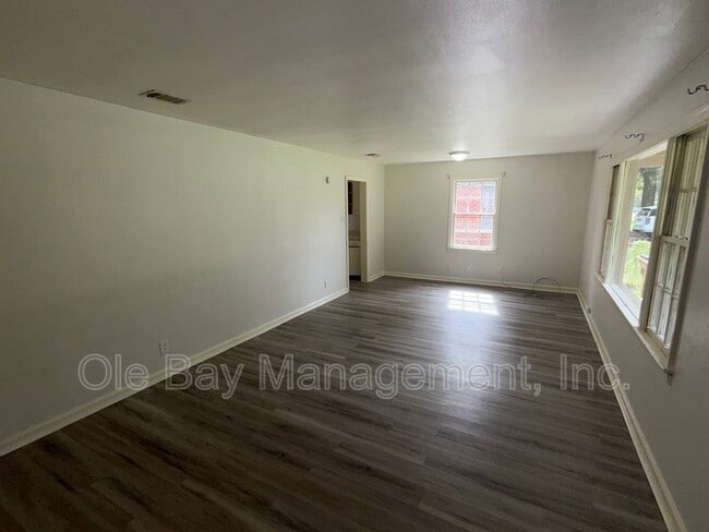 Building Photo - 2207 Webb Ave
