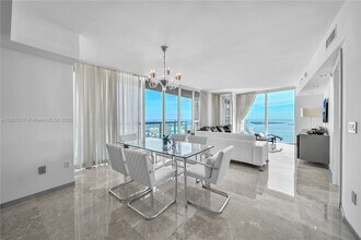 Building Photo - 495 Brickell Ave