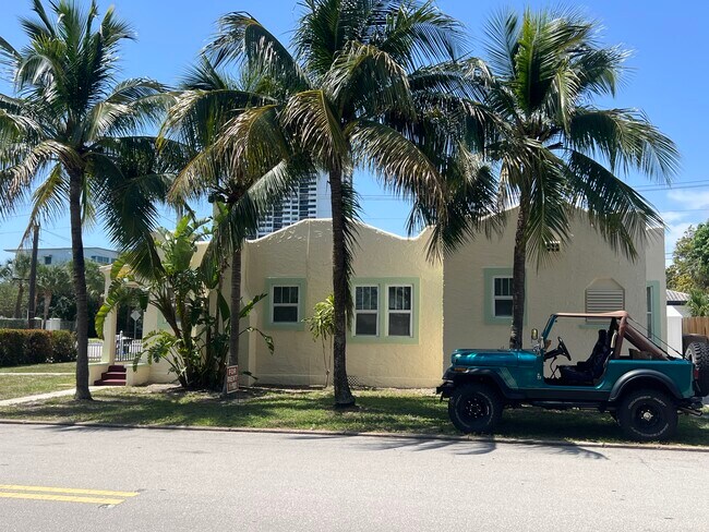 Lado norte - 5915 N Flagler Dr