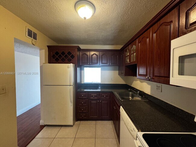 Foto del edificio - 8020 N Colony Cir