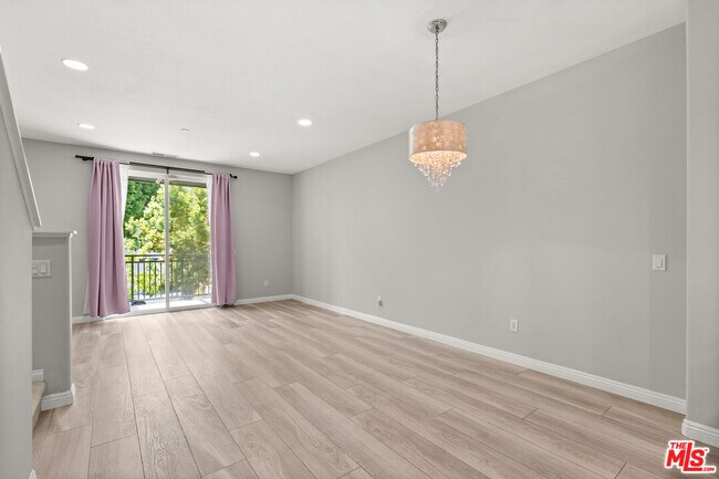 Foto del edificio - 8620 Belford Ave