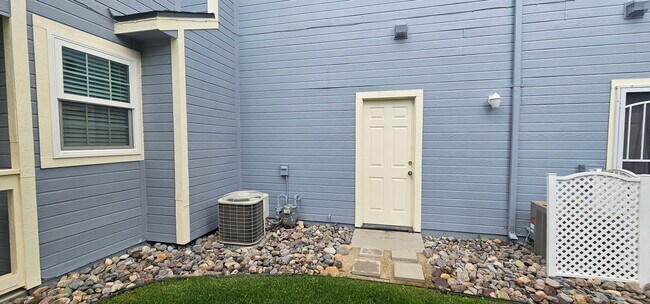 Building Photo - Great Stafford Glen Upstairs Condo