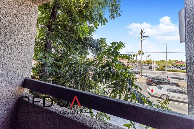Foto del edificio - 8614 Woodley Ave