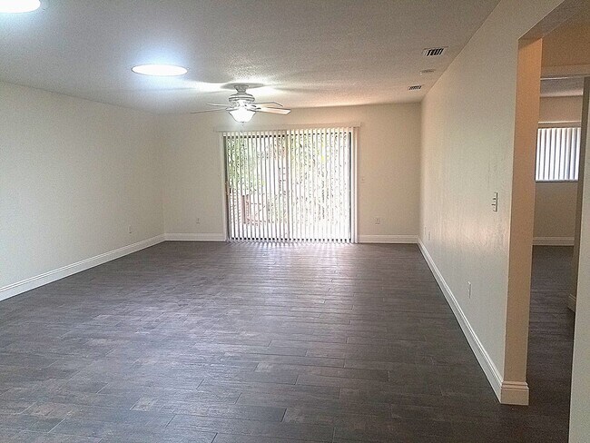 Building Photo - 711 N Wild Olive Ave