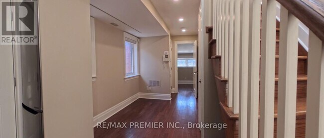 Photo du bâtiment - 718 Bathurst St