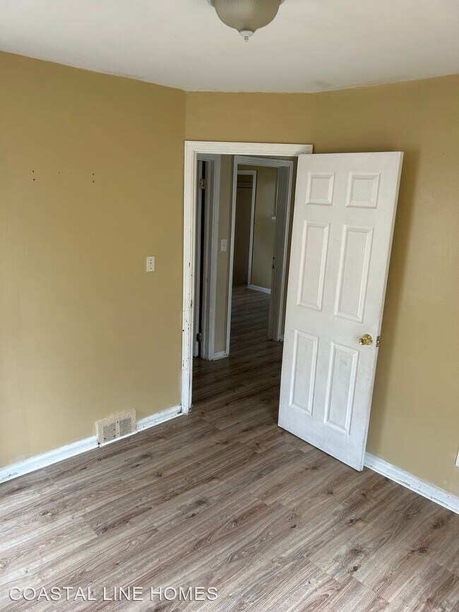 Building Photo - 3 br, 1 bath House - 9996 Rutland
