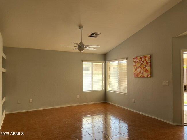 Foto del edificio - 875 E Elgin St