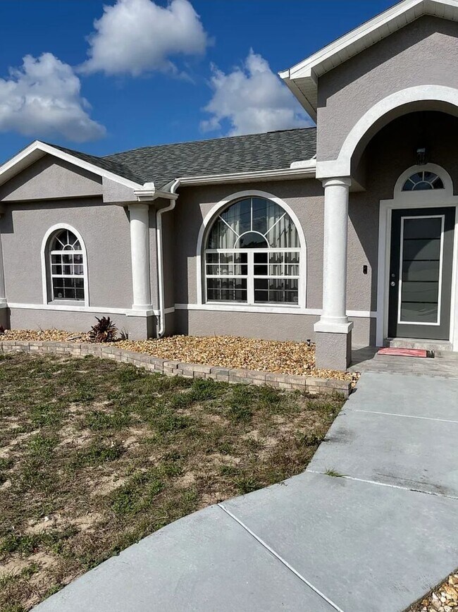 Building Photo - 3 bedroom 2 bathroom Fenced in yard