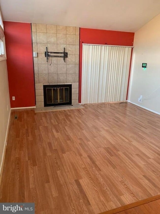 Building Photo - Charming 2 Bedroom/1.5 Bathroom Home in Ra...