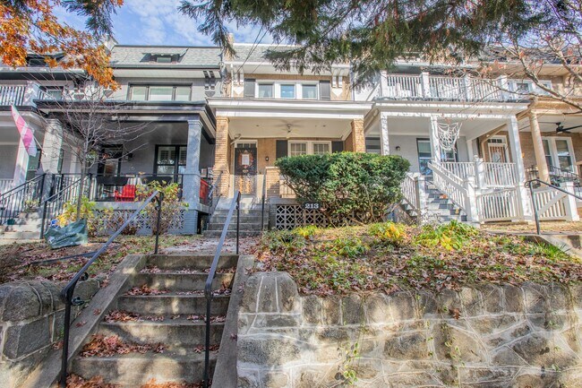 Building Photo - Beautiful 3 BR/2 BA Townhome in Petworth!