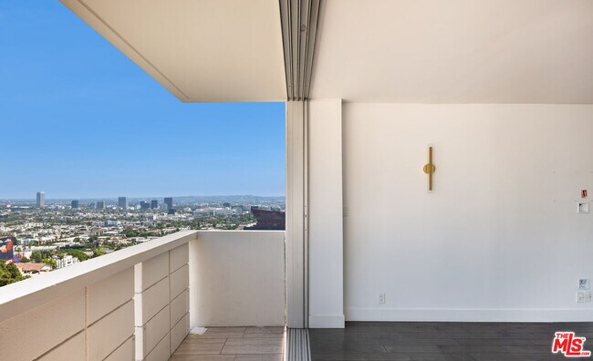 Foto del edificio - 8787 Shoreham Dr