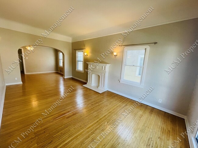 642.5 Living Room - 642 N Spaulding Ave