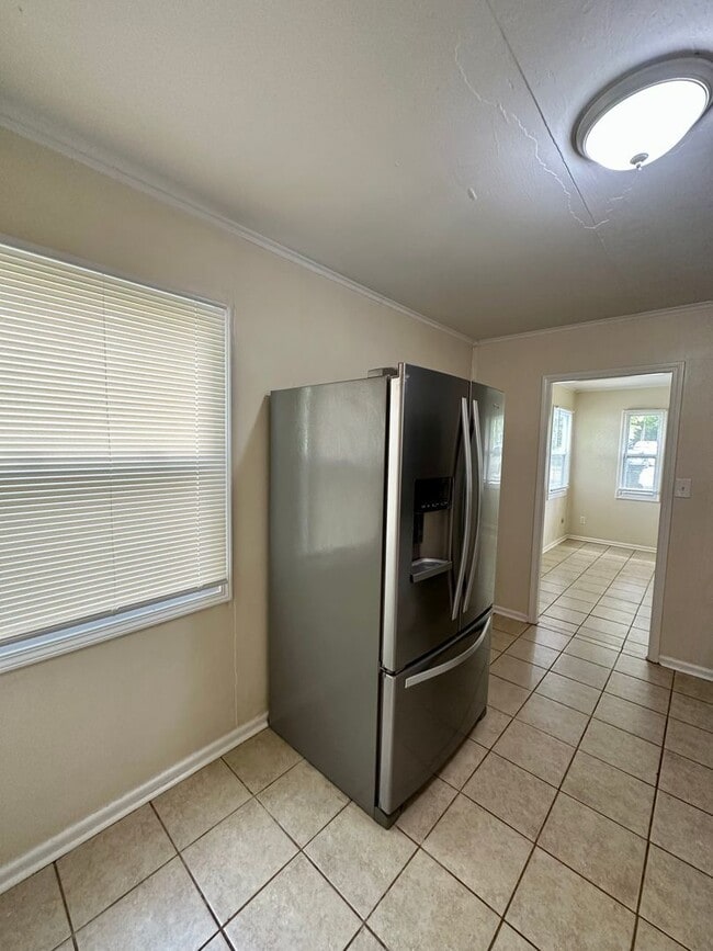 Building Photo - Renovated! Pre-Leasing for Fall 2026 3bd/2ba