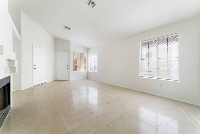 Building Photo - Spacious, Modern, Desert Home!