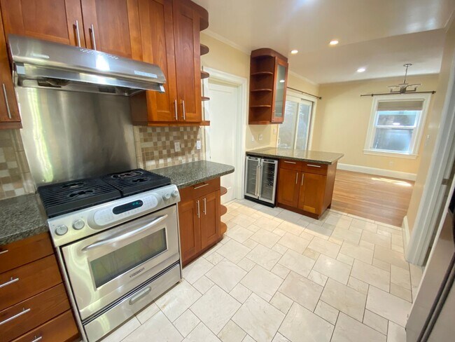 Foto del edificio - Advent - Four Bedroom Home W/ Incredibly L...
