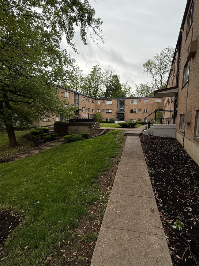 Building Photo - Lincoln Woods Flats