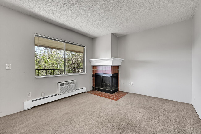 Building Photo - $1,395.00, 2 bed, 1 bath located in Denver...