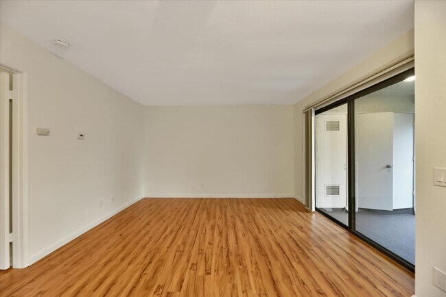 Foto del edificio - 8594 Summerdale Rd