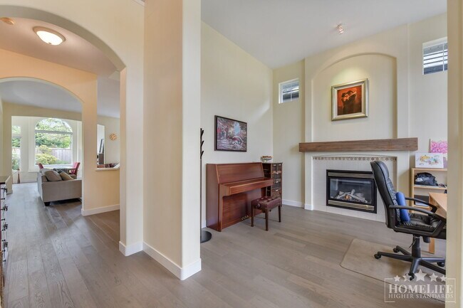 Photo du bâtiment - Beautiful 5-Bedroom Detached Home in Rosemary Heights - Spacious Living with Private Backyard