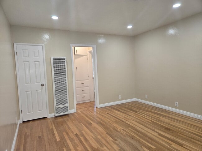 Building Photo - 4113 N Greenbrier Rd