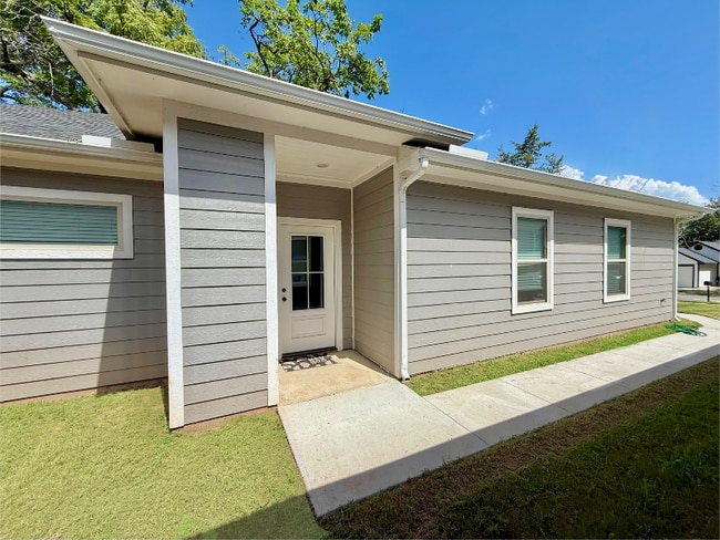 Building Photo - 531 E Monterey St