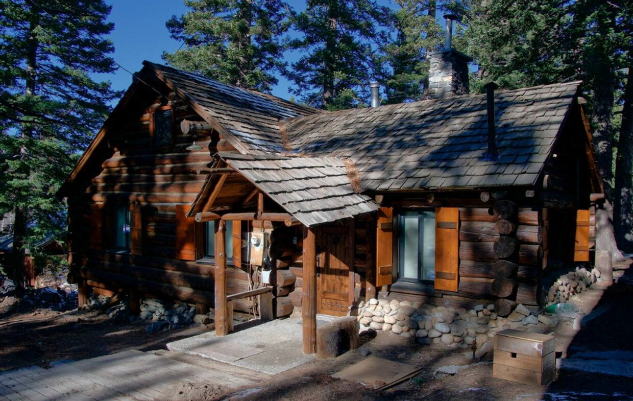 Primary Photo - Discover Your Mammoth Haven in Old Mammoth...