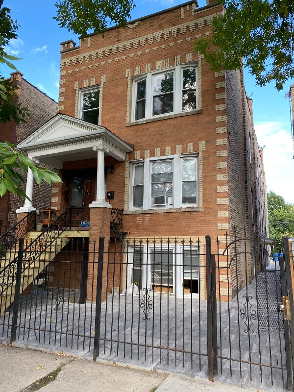 Foto principal - 3229 N Hamlin Ave
