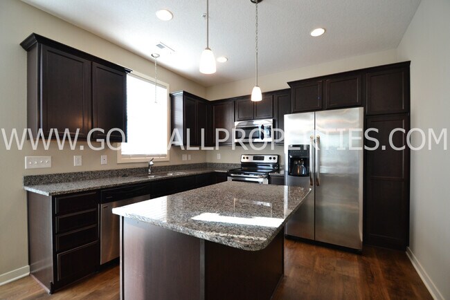Building Photo - 2 Bedroom, 2.5 Bathroom in West Des Moines