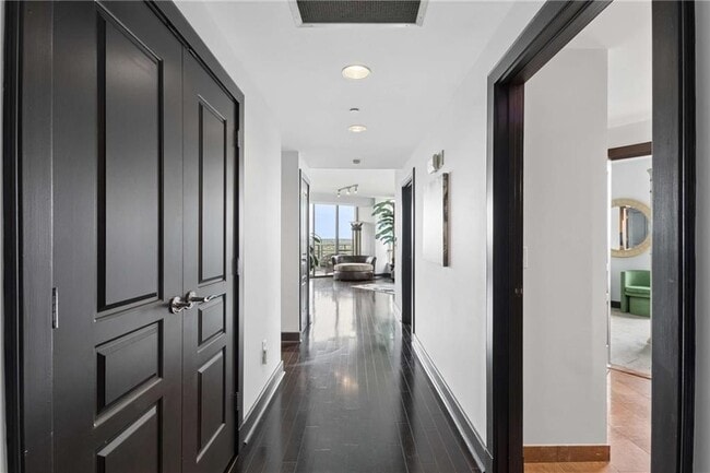 Foto del edificio - 700 Park Regency Pl NE