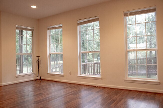 Building Photo - 13351 Park Ave