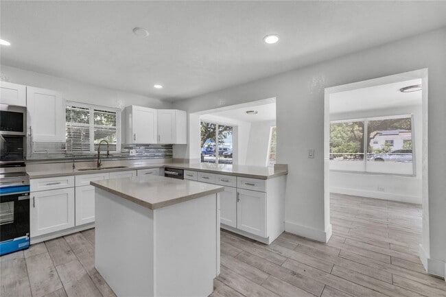 Foto del edificio - 16200 NE 3rd Ave