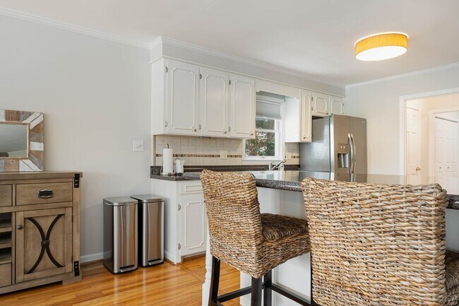 Foto del edificio - 3 BR Lake Front Living!