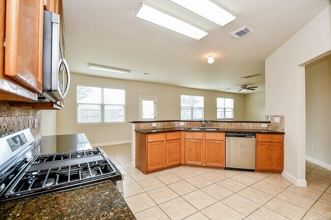 Foto del edificio - 2707 Silk Tree Ln