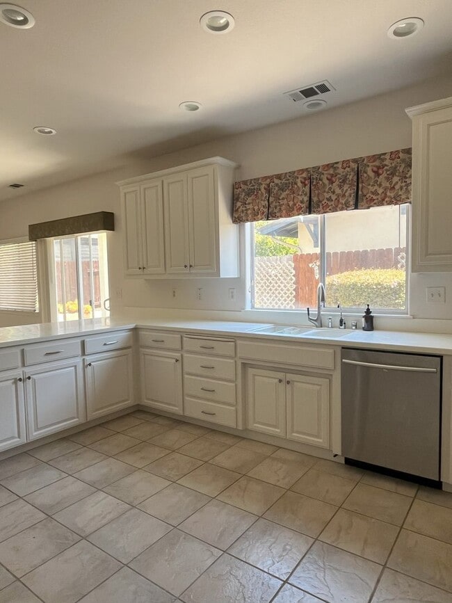 Foto del edificio - Available Now – 4 Bedroom Home in Desirabl...