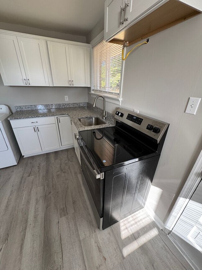 Building Photo - Charming 3 bedroom home in West End Manor ...