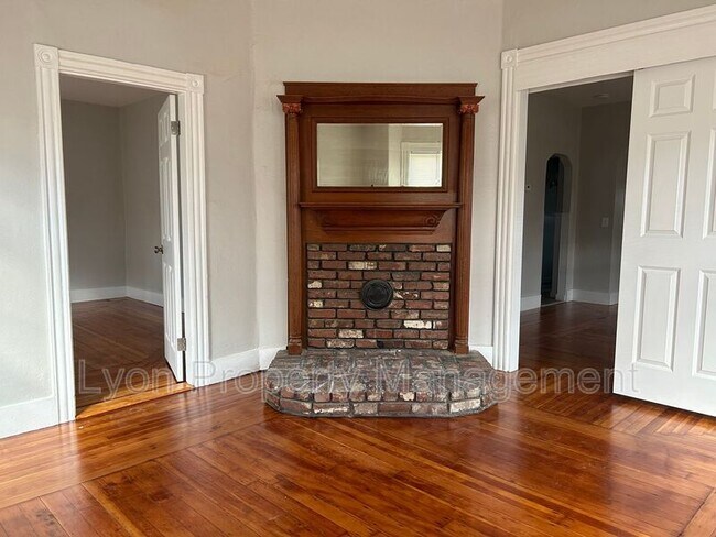 Foto del edificio - 30-39 Laurel Hill Ave