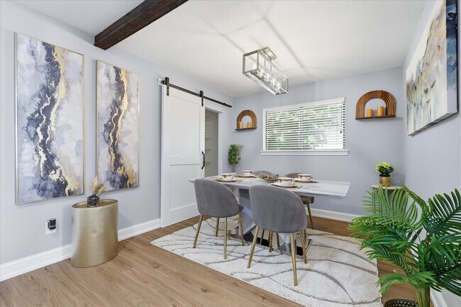 Foto del edificio - 7581 Kings Ridge Rd