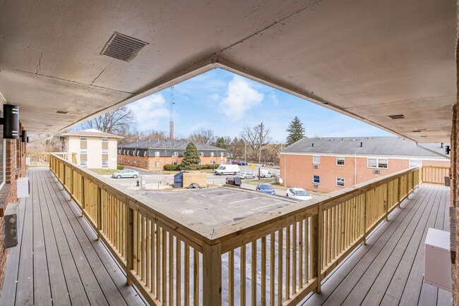 Building Photo - 611 Riverview Dr