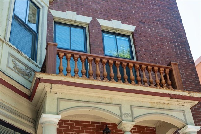Building Photo - 174-176 Broadway