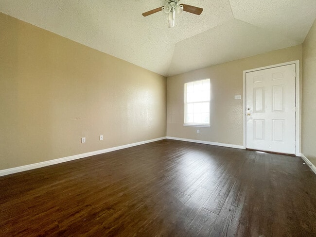 Building Photo - 115 Spring Berry Ln