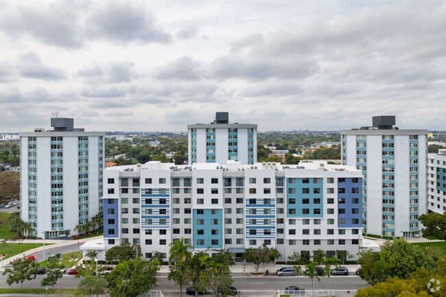 Building Photo - Brisas Del Este II