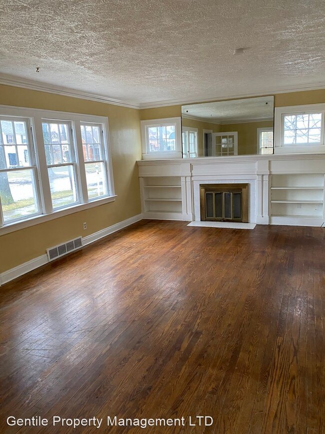 Foto del edificio - 3 br, 1.5 bath House - 16204 Invermere Ave