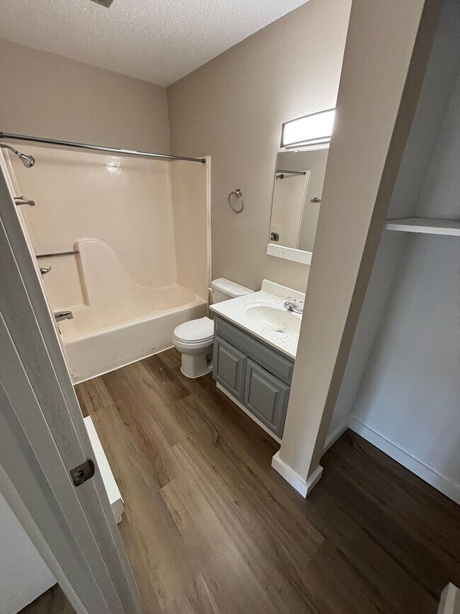 Foto del edificio - Two bedroom one bath apartment