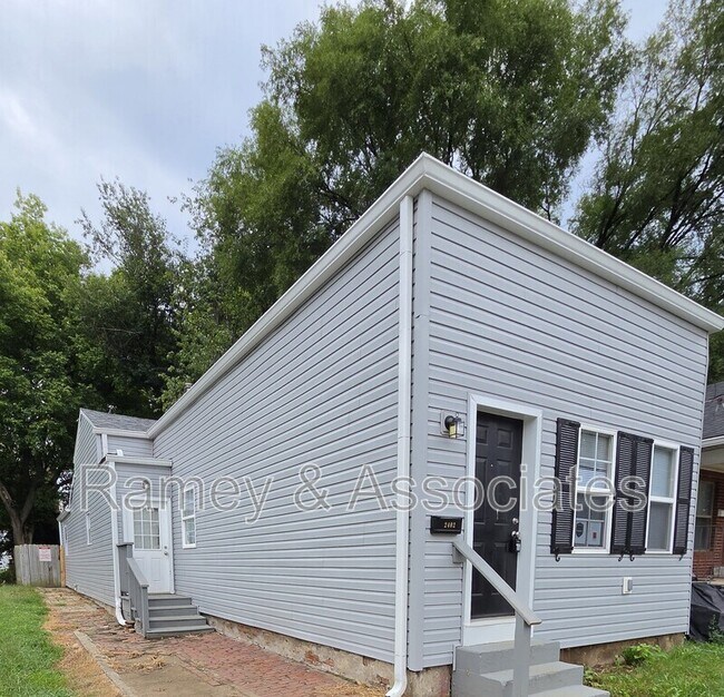 Building Photo - 2402 Rowan St
