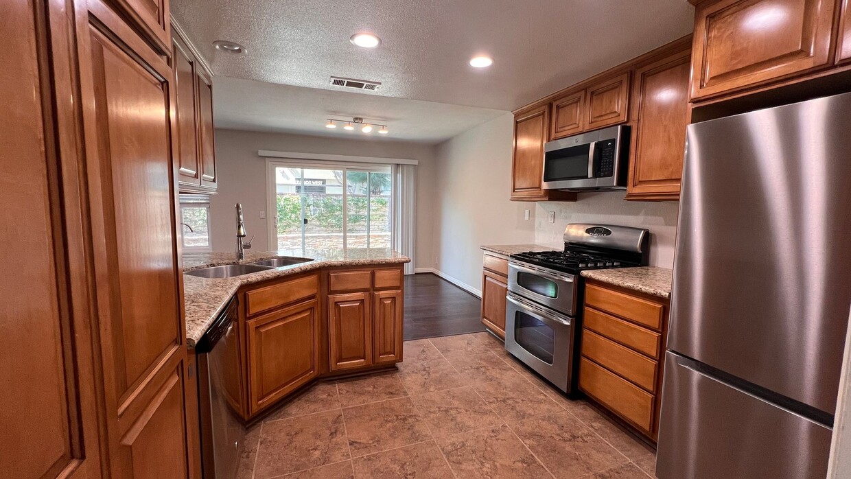 Foto principal - Newly updated 3-bedroom, 2.5-bath Hampton ...
