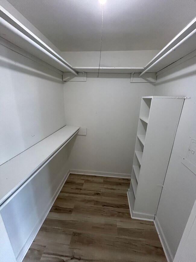 Building Photo - bBlend of comfort and convenience